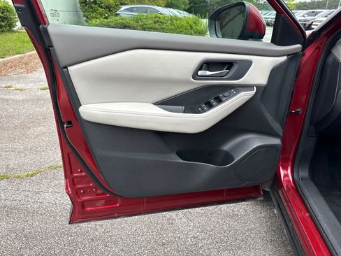 Used 2025 Nissan Rogue SV FWD image 10