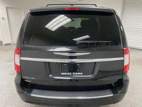 Used 2012 Chrysler Town & Country Touring image 6