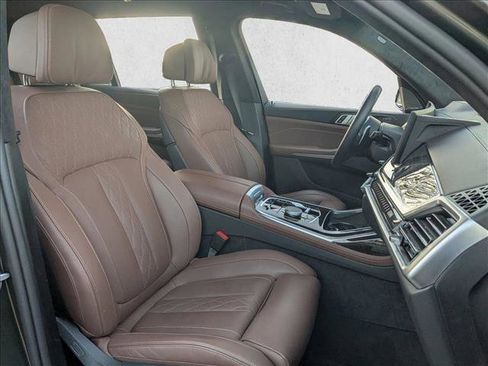 Used 2025 BMW X7 M60i image 23