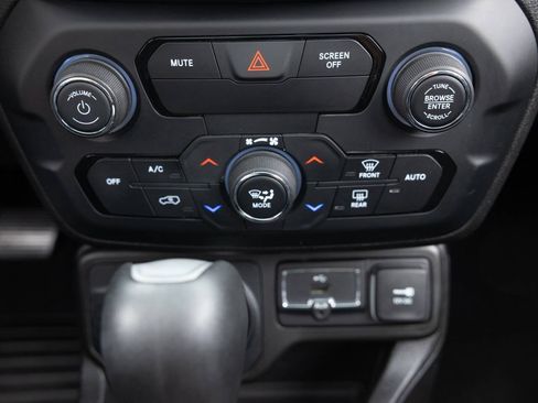 Used 2018 Jeep Renegade Altitude w/ UConnect 8.4 Nav Group AWD/4WD image 36