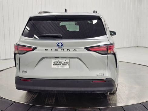 Used 2021 Toyota Sienna XLE w/ XLE Plus Package image 4