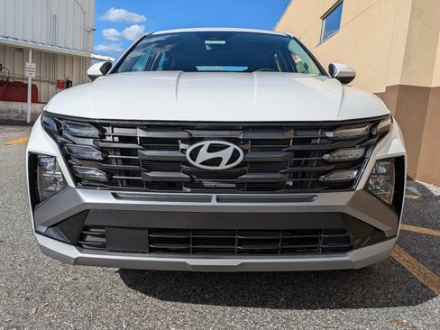 Certified 2025 Hyundai Tucson SE image 9