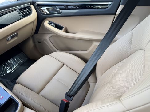 Certified 2025 Porsche Macan AWD/4WD image 19