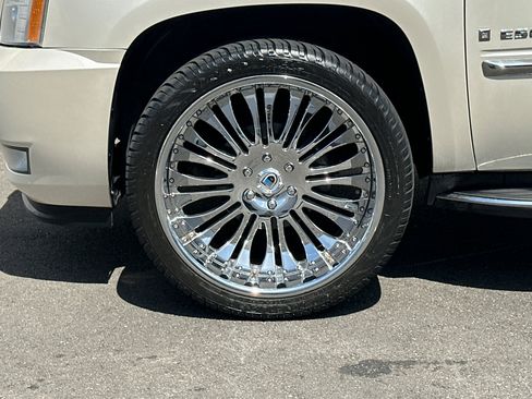 Used 2007 Cadillac Escalade AWD w/ Information Package image 39