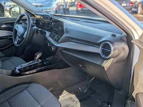 Used 2025 Chevrolet Trax LT w/ LT Convenience Package image 33