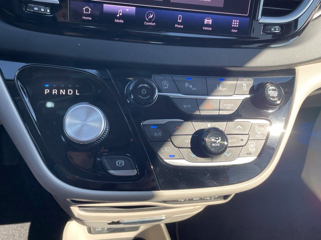 Used 2023 Chrysler Pacifica Touring-L FWD image 15