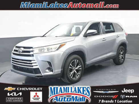 Used 2019 Toyota Highlander LE FWD image 1