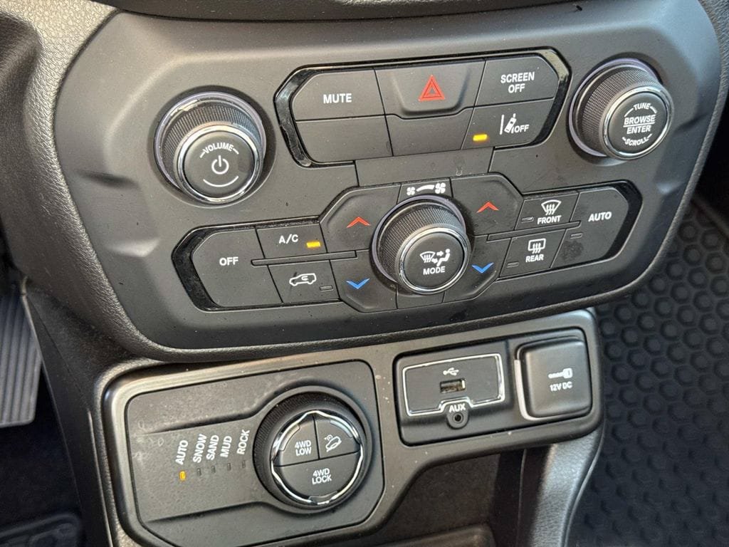 Used 2023 Jeep Renegade Trailhawk AWD/4WD image 35