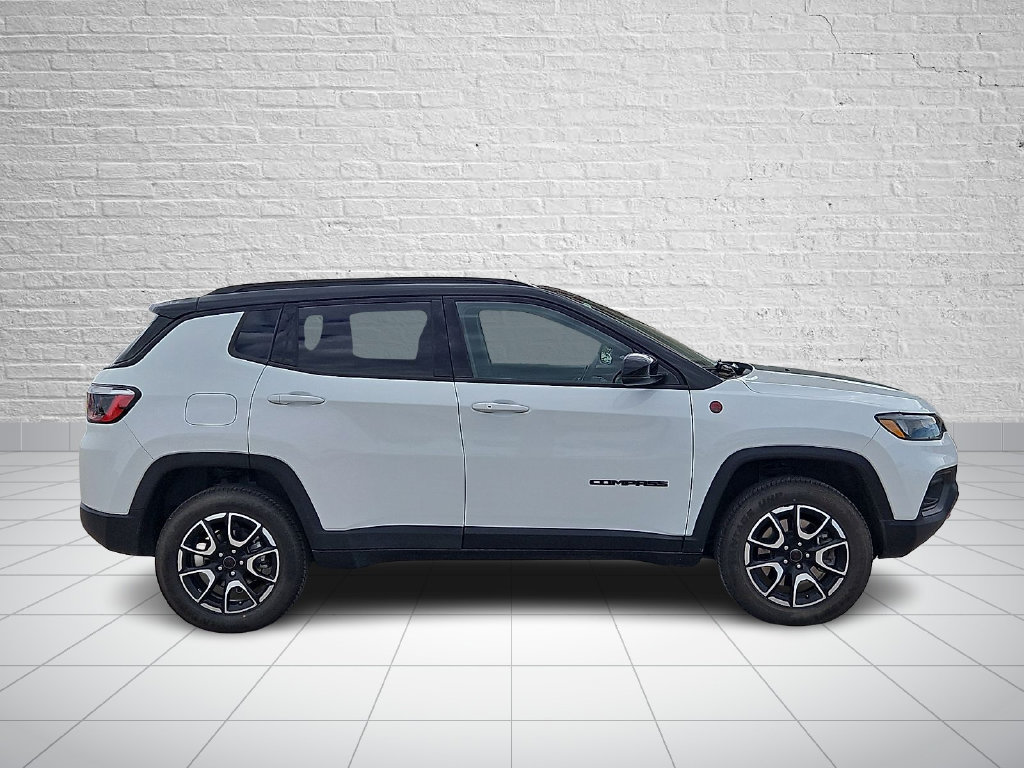 Used 2025 Jeep Compass Trailhawk AWD/4WD image 5