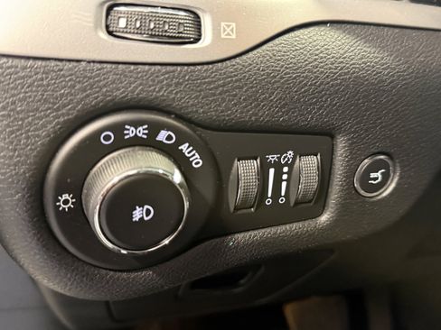 Used 2018 Jeep Cherokee Overland AWD/4WD image 19