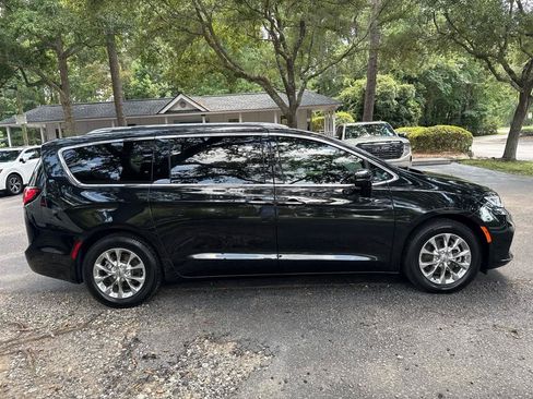 Used 2021 Chrysler Pacifica Touring-L w/ Premium & Safety Sphere Group FWD image 6