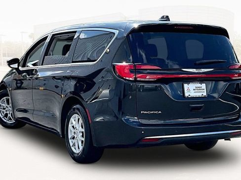 Used 2023 Chrysler Pacifica Touring-L FWD image 4
