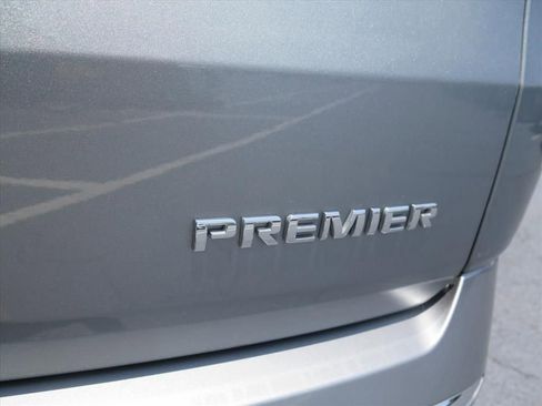 Used 2023 Chevrolet Traverse Premier FWD image 10