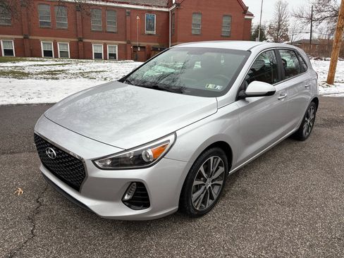 Used 2018 Hyundai Elantra GT image 3