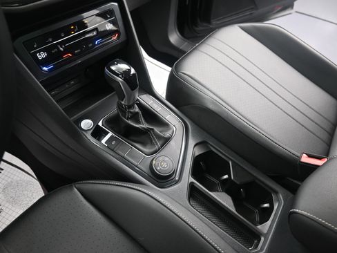 Used 2023 Volkswagen Tiguan SE w/ Panoramic Sunroof Package AWD/4WD image 29