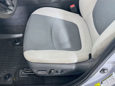 Used 2022 Toyota RAV4 XLE w/ Convenience Package image 13