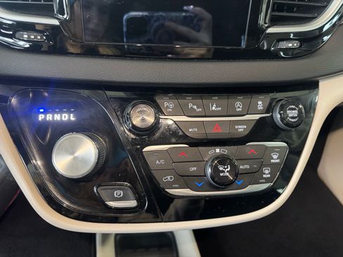 Used 2020 Chrysler Pacifica Touring-L Plus image 22