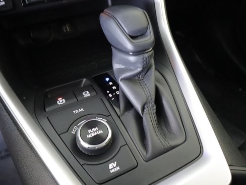 Used 2025 Toyota RAV4 XLE w/ Convenience Package AWD/4WD image 18