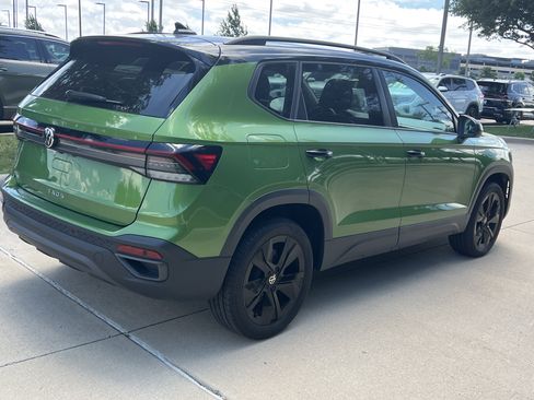 Certified 2025 Volkswagen Taos SE FWD image 9