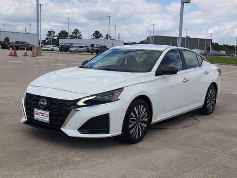 Used 2025 Nissan Altima 2.5 SV FWD image 3