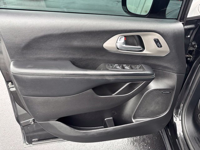 Used 2022 Chrysler Pacifica Limited w/ Uconnect Theater Family Group FWD image 22
