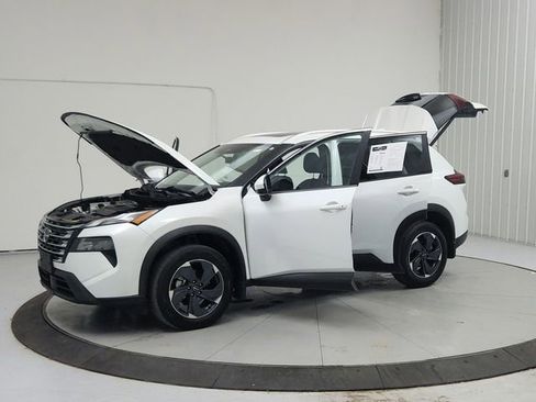 Used 2025 Nissan Rogue SV w/ SV Premium Package FWD image 11
