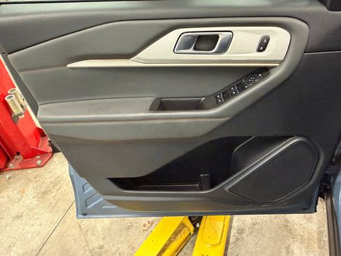 Used 2025 Ford Explorer Active image 28