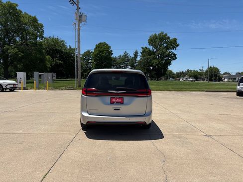 Used 2024 Chrysler Pacifica Touring-L FWD image 4