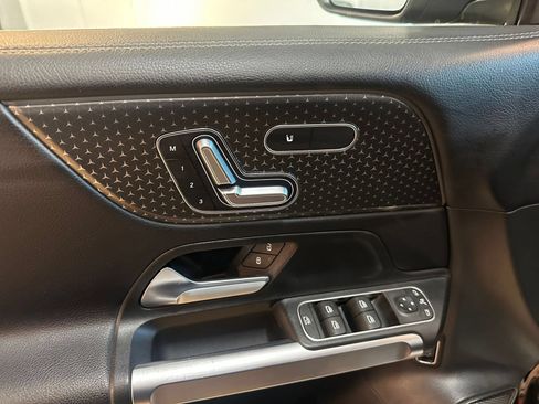 Used 2025 Mercedes-Benz GLB 250 image 24