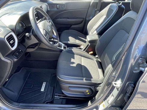 Used 2025 Hyundai Venue Limited image 15
