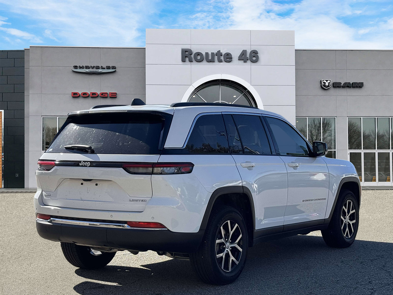 Used 2024 Jeep Grand Cherokee Limited AWD/4WD image 5