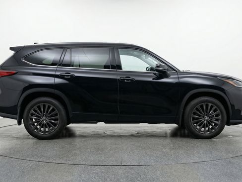 Used 2025 Toyota Highlander XSE AWD/4WD image 11