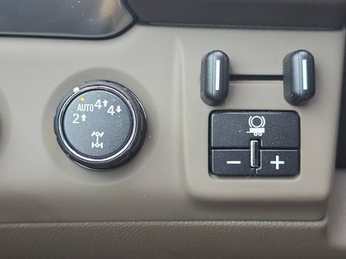 Used 2017 Chevrolet Suburban Premier AWD/4WD image 31