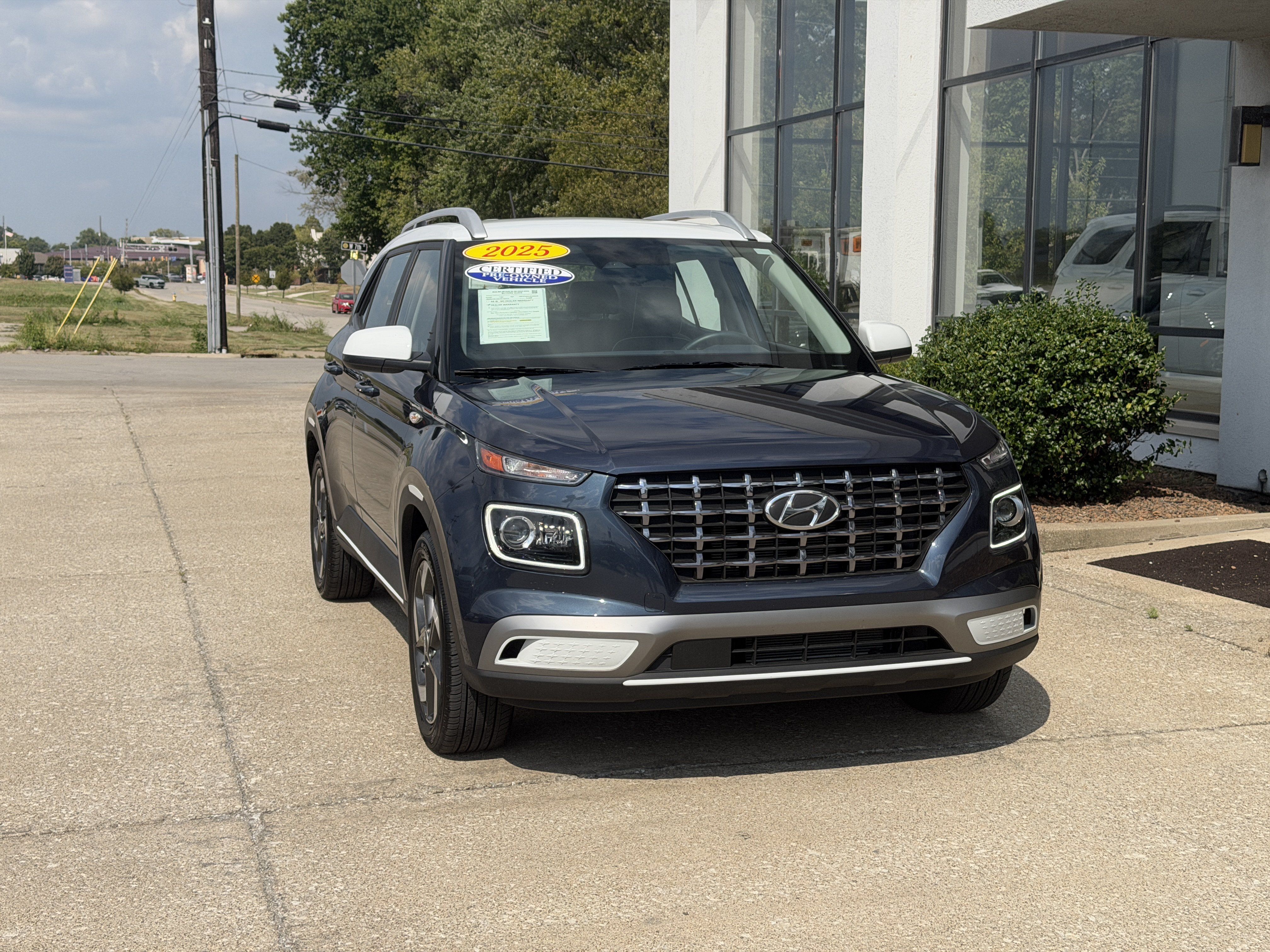 Certified 2025 Hyundai Venue Limited FWD image 17