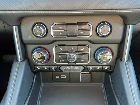 Used 2024 Chevrolet Tahoe Premier AWD/4WD image 29