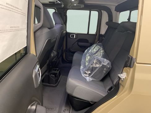 Used 2026 Jeep Gladiator Rubicon AWD/4WD image 18