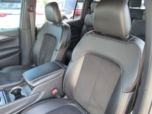 Used 2025 Jeep Grand Cherokee L Laredo RWD image 18