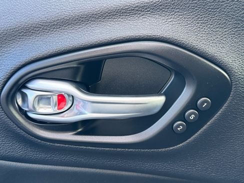 Used 2022 Jeep Cherokee Limited image 10