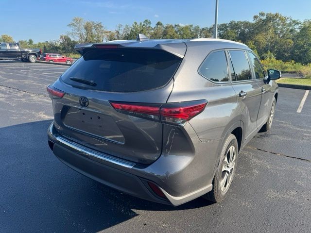 Used 2023 Toyota Highlander XLE FWD image 3