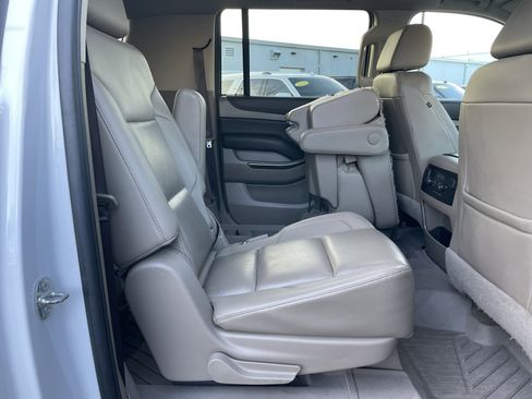 Used 2020 Chevrolet Suburban LT image 21