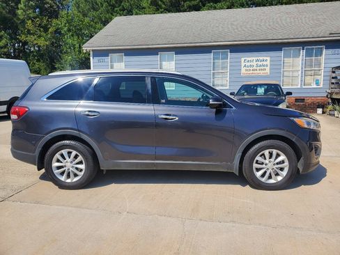 Used 2018 Kia Sorento FWD image 4