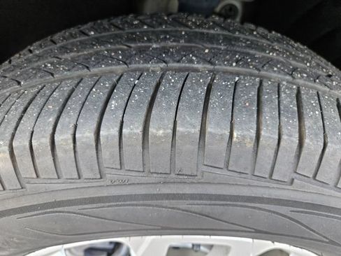 Used 2023 Chevrolet Traverse LS FWD image 29