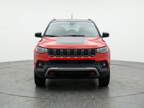 Used 2025 Jeep Compass Trailhawk image 2