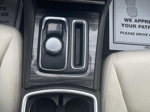 Used 2022 Chrysler 300 Touring w/ Sport Appearance Package image 15