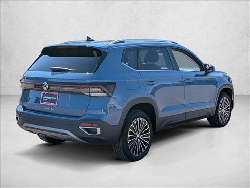 Used 2026 Volkswagen Taos SE FWD image 5