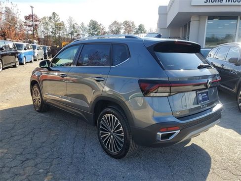 Certified 2025 Volkswagen Taos SE w/ Panoramic Sunroof Package image 6