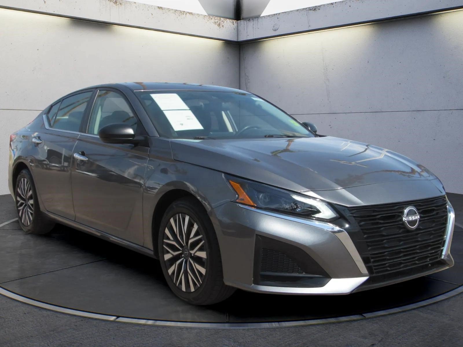 Used 2024 Nissan Altima 2.5 SV FWD image 2