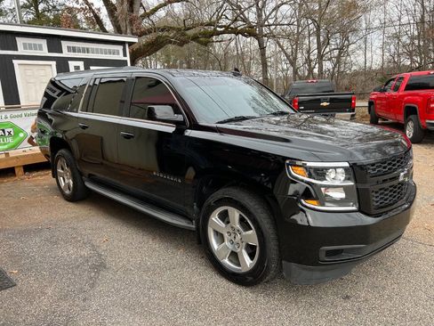 Used 2016 Chevrolet Suburban LT image 3