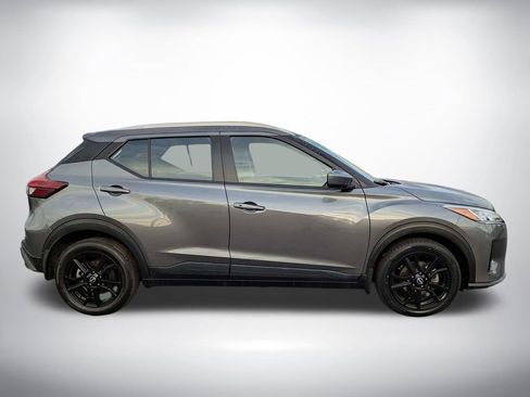 Used 2023 Nissan Kicks SV image 3