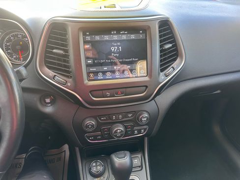 Used 2020 Jeep Cherokee Trailhawk w/ Comfort/Convenience Group image 17